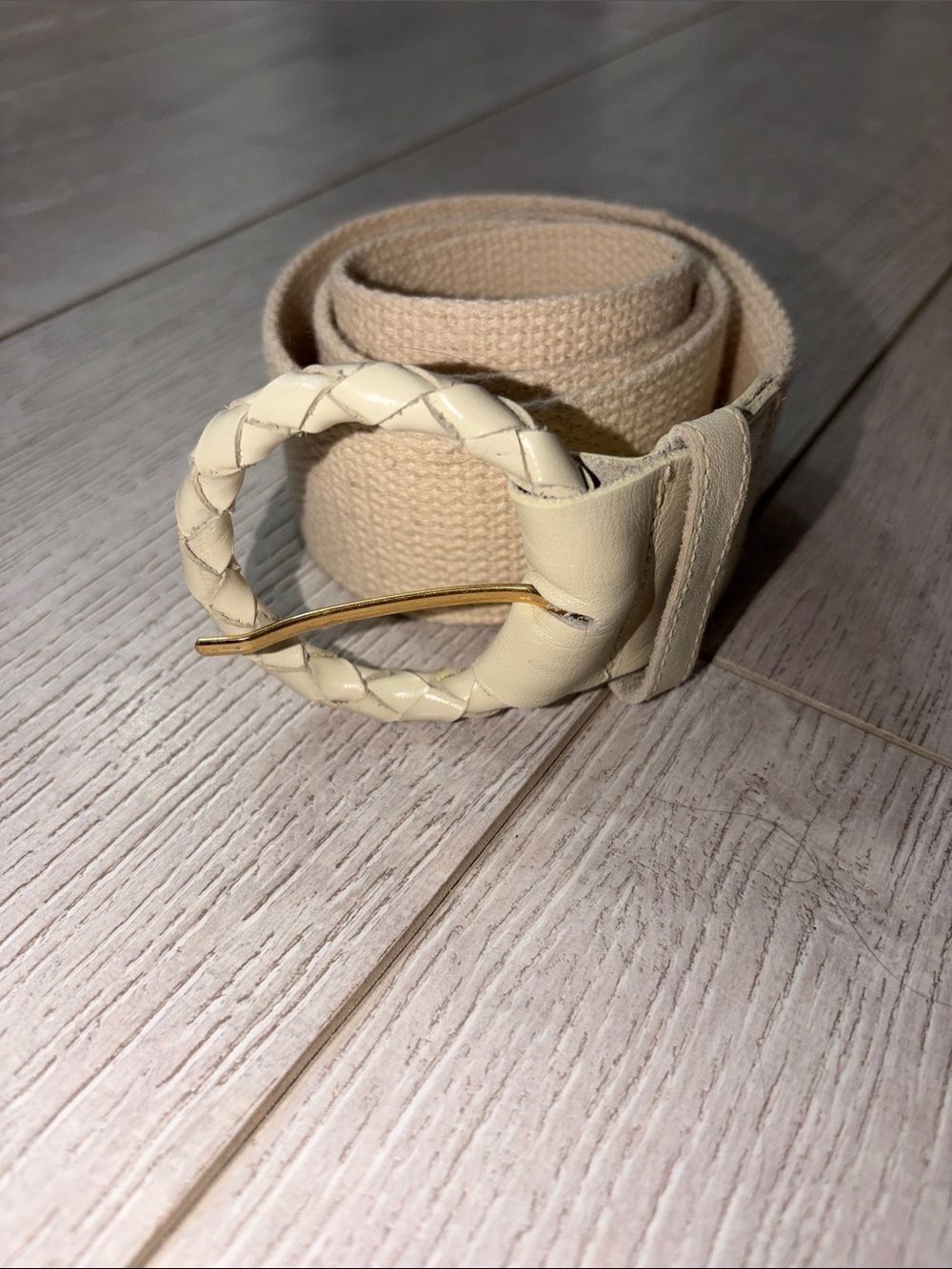 Vintage leather cream belt medium like new braided buckle gold hardware 25-29”